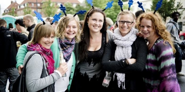 Dejlige, glade damer ser frem til en aften i selskab med Robbie og drengene.