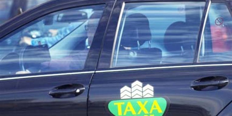 En taxachauffør har fået snydt sine kunder godt og grundigt. Nu er han dømt.