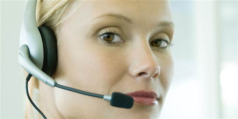 De folk, som tager telefonen, efter du irriteret har ventet, har ofte dårligt arbejdsmiljø.