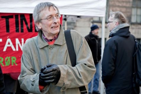 MacManus nægter, at han har sendt penge til organisationer på den internationale terrorliste.