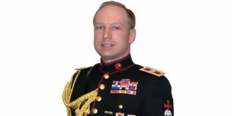 Her ses massemorderen i en uniform. Hvilken uniform han beder om at bære i retten vides ikke.