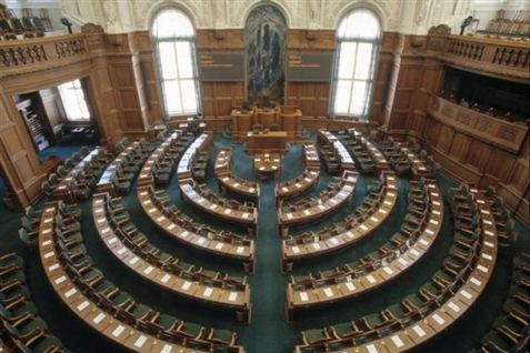 Der bliver gabende tomt i landets fineste forsamling i denne uge. Politikerne samler indtryk ude i den store verden