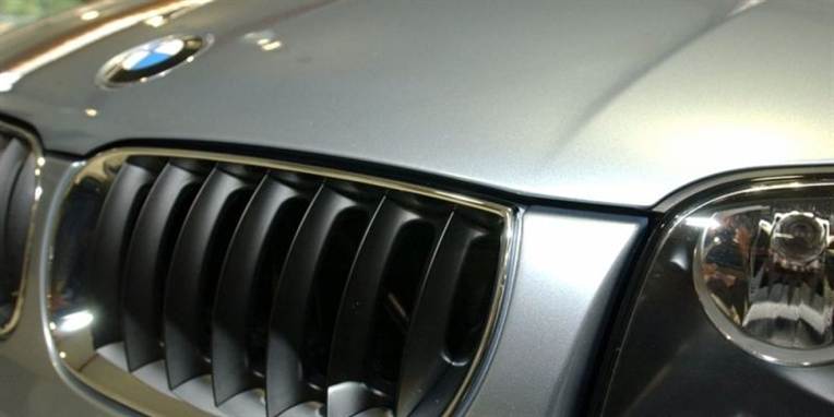 Den rasende billist, der kørte en i sorte version af BMW, ødelagde sideruden på kvindens bil, efter hun havde prøvet at hjælpe ham.
