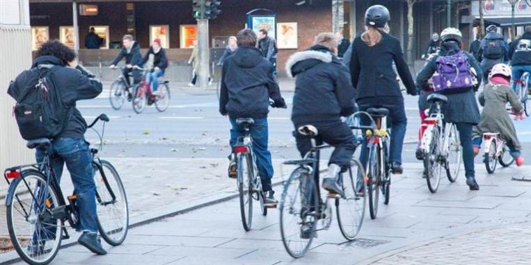 Lygter, der spændes fast med en elastik, er ikke tilladt per 1. november.