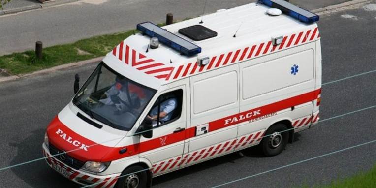 En ambulance er fredag eftermiddag stødt sammen med en modkørende bilist.