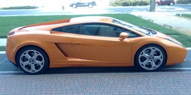 Lamborghini'en i Helsingør var sort, men også en Murcielago-model som denne. Mødet med stengæret ødelagde hele frontpartiet på den. Ingen personer kom alvorligt til skade.