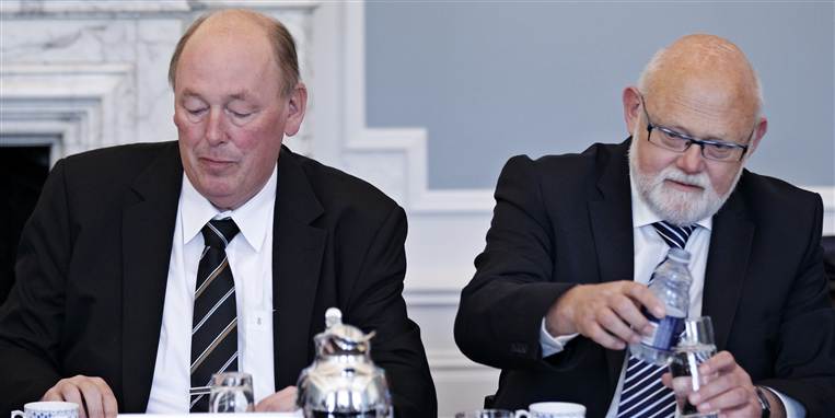 LO-boss Harald Børsting og 3Fs formand, Poul Erik Skov Christensen, da trepartsforhandlingerne mellem begyndte i Statsministeriet 24. maj. Sammen med regeringen har de formentlig fået kolde fødder, når det gælder afskaffelsen af en eller flere helligdage.