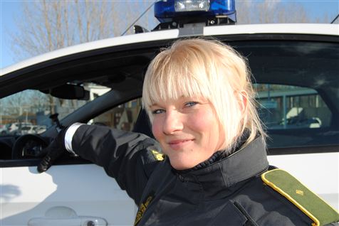 "Vi har fuldstændig de samme opgaver som de færdiguddannede betjente," fortæller 32-årige Rikke Lindholm Larsen.