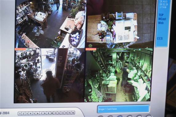 Både fra en skærm på kontoret under blomsterbutikken og fra sit hjem kan butikschef Kirsten Rasmussen følge med i alle aktiviteter i butikken.