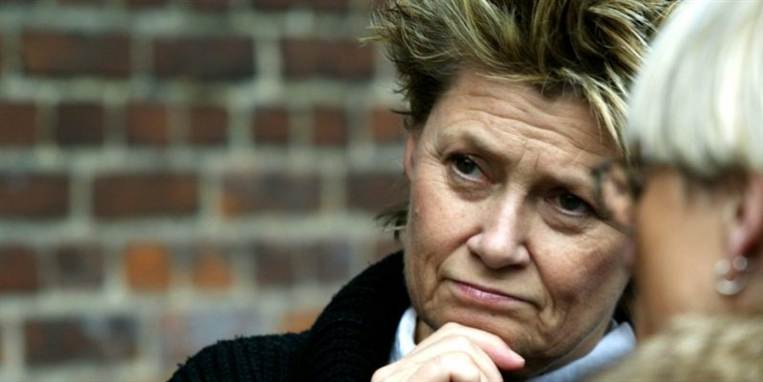 Gitte Hænning til begravelsen for hendes far i 2004.