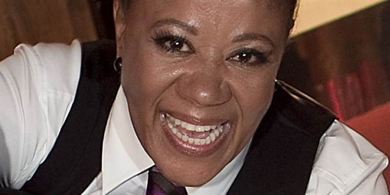 Hella Joof tog aftenens fiaskoresultat i strakt arm. Her smiler hun under sidste fredags show.