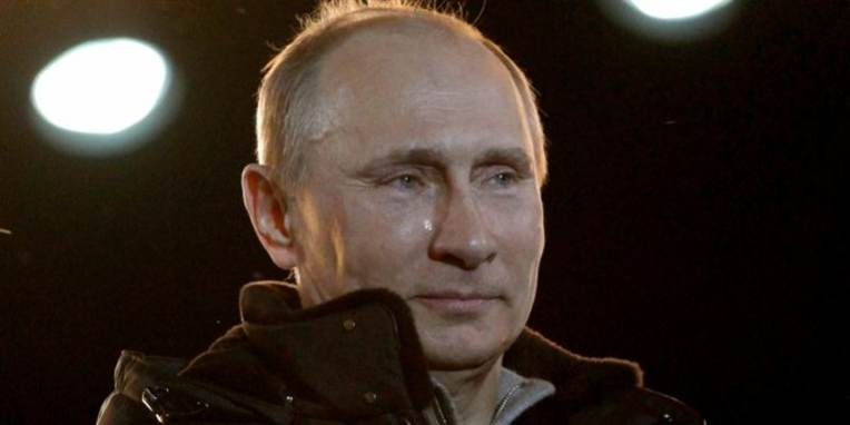 Ruslands premierminister og præsidentkandidat Vladimir Putin med tårer i øjnene, da han søndag aften udråbte sig selv som vinder af præsidentvalget  i Rusland.