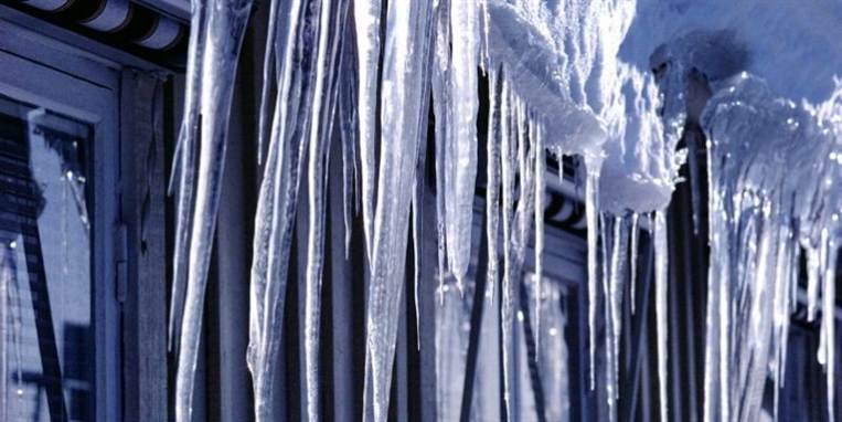 40 cm sne drysser ned over nord- og østjyder i weekenden. Frost og vind giver følelsen af minus 20 grader, fortæller Mikael Jarnvig.