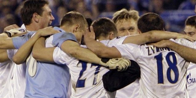 Zenit St. Petersborg fejrer finalepladsen  i 2008-udgaven af UEFA Cup'en. Men gik det ordentligt for sig? UEFA undersøger nu sagen.