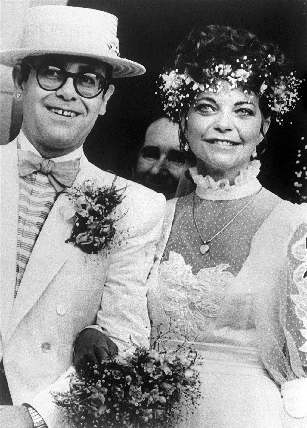Elton John og Renate i brudekjole på vej ud af kirken