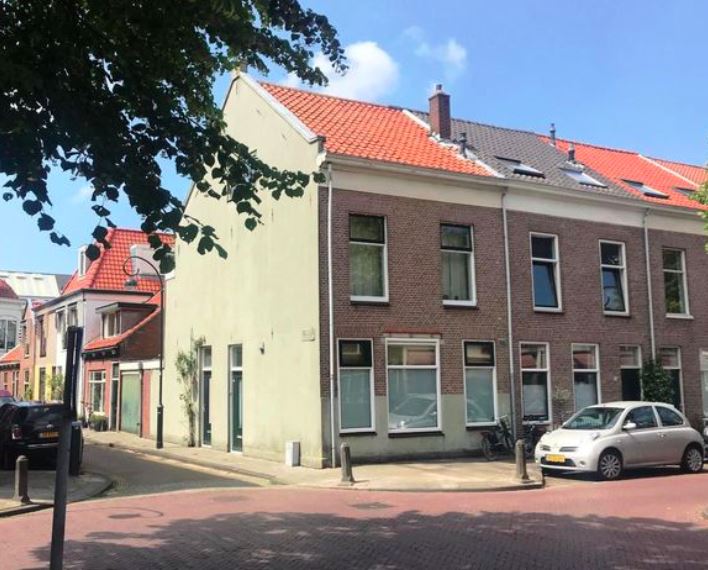 Gult almindeligt hus i hollandsk gade 
