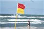 Rødt-gult flag viser, at der er livreddere på stranden