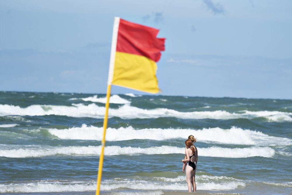 Rødt-gult flag viser, at der er livreddere på stranden