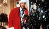 Chevy Chase i julemandsdragt foran træet fra filmen Fars fede Juleferie