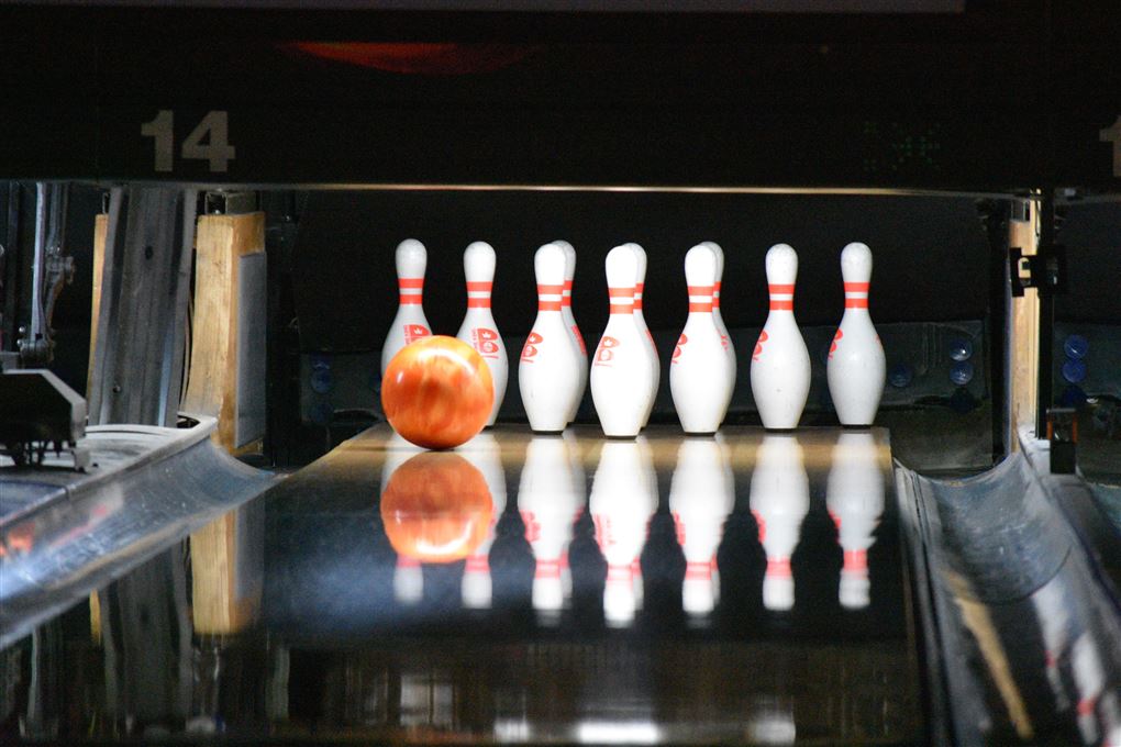 En bowlingkugle på vej ned ad bowlingbanen
