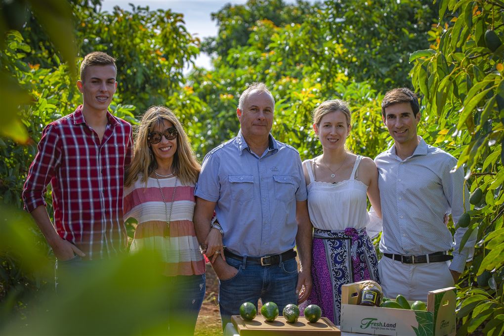 5 personer i en avocado-farm.