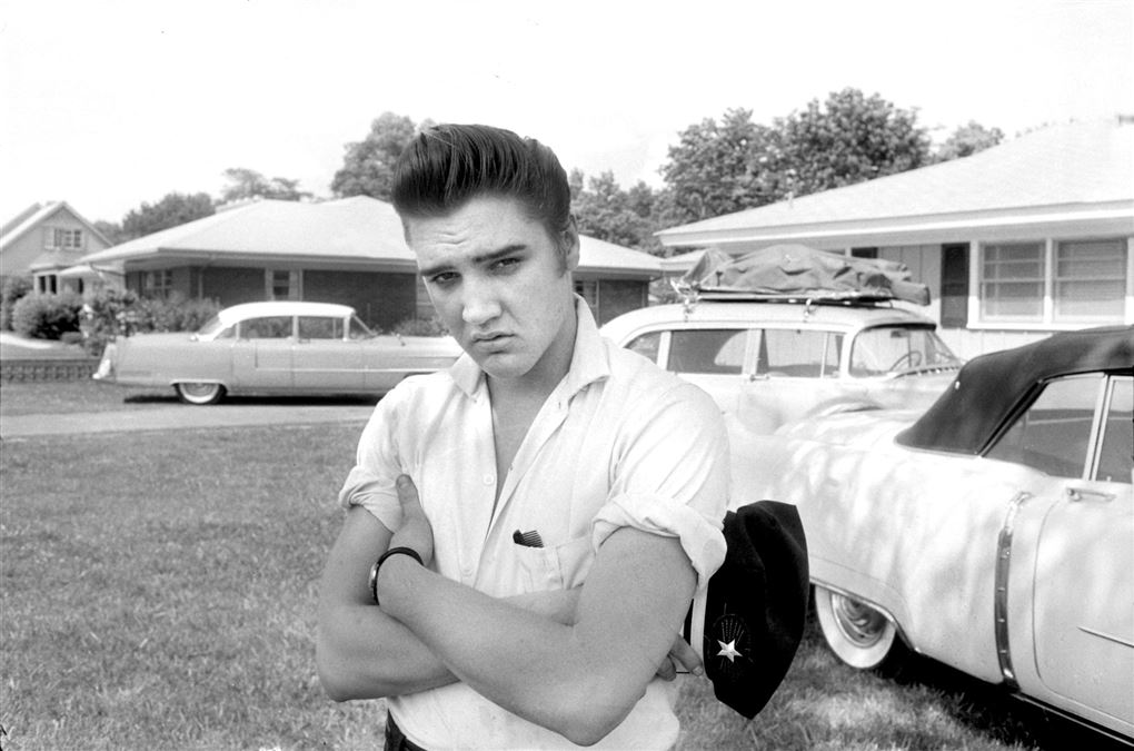 En ung Elvis Presley poserer
