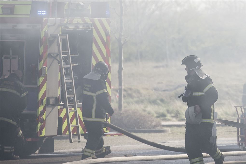 To brandmænd ved en brandbil