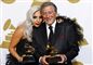 Lady Gaga og Tony Bennett med en Grammy imellem dem