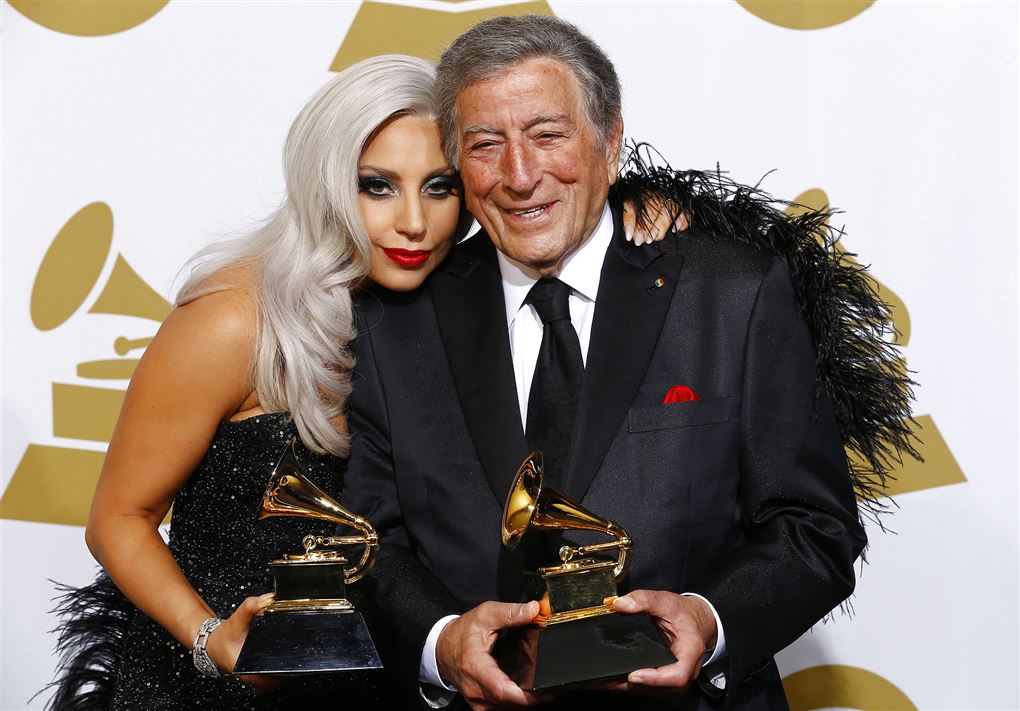 Lady Gaga og Tony Bennett med en Grammy imellem dem