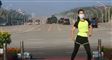 Kvinde laver aerobic mens militærkøretøjer kører forbi
