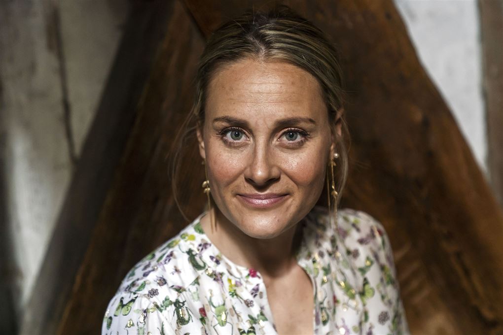 tv-værten Mette Bluhme Rieck står på trappe