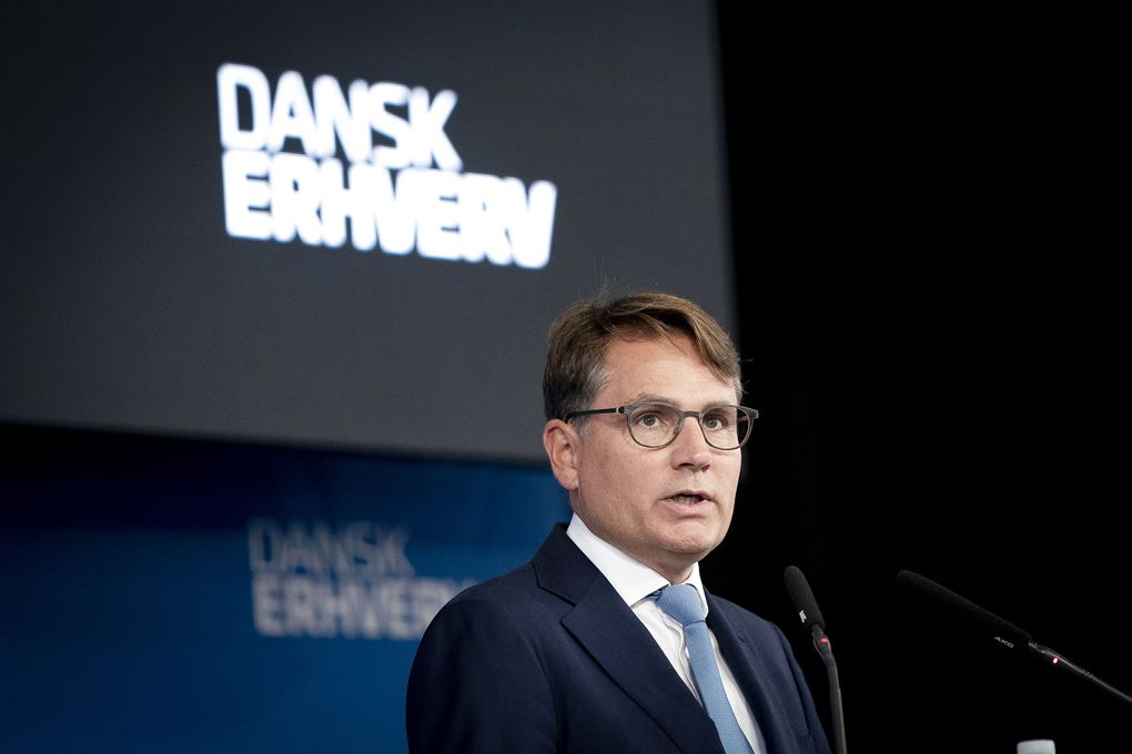brian mikkelsen taler med skilt med dansk erhverv i baggrunden