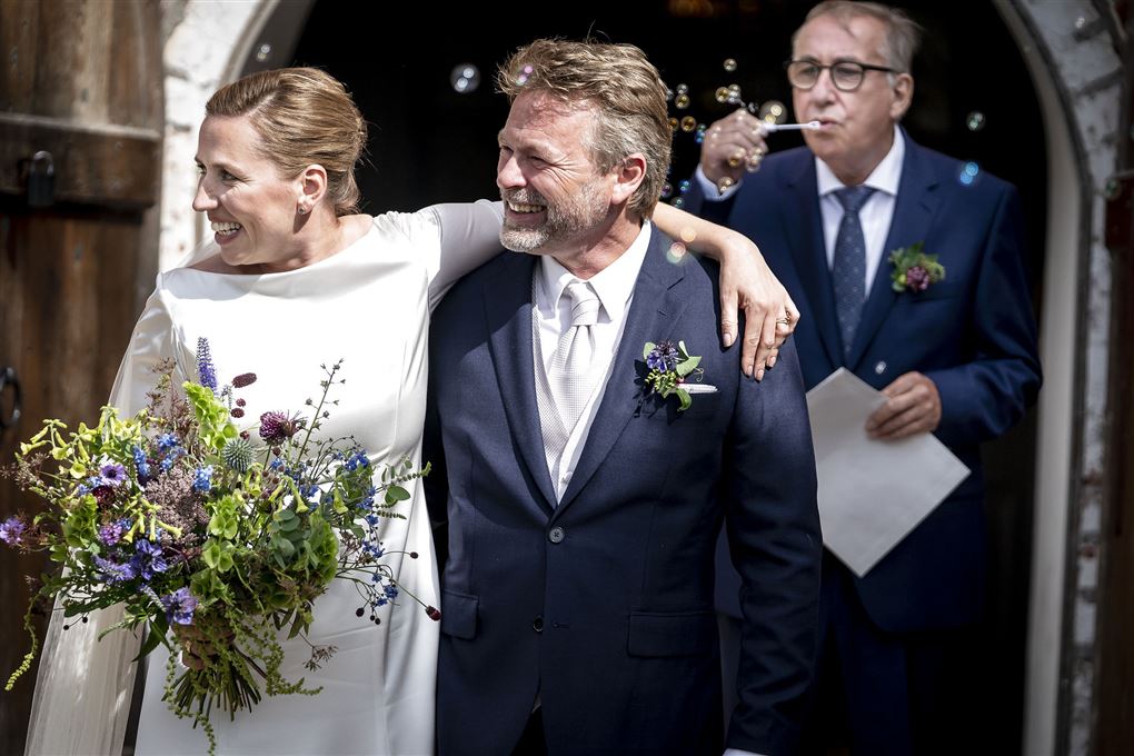 Mette Frederiksen forlader kirken med sin nye mand, Bo Tengberg.