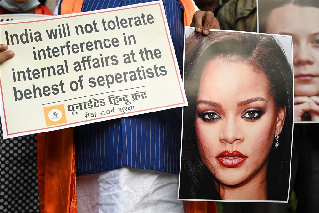 Demonstranter med et billede af Rihanna.
