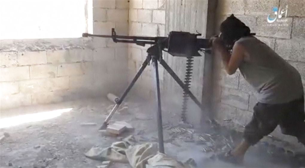 billede af IS-person med et større maskingevær
