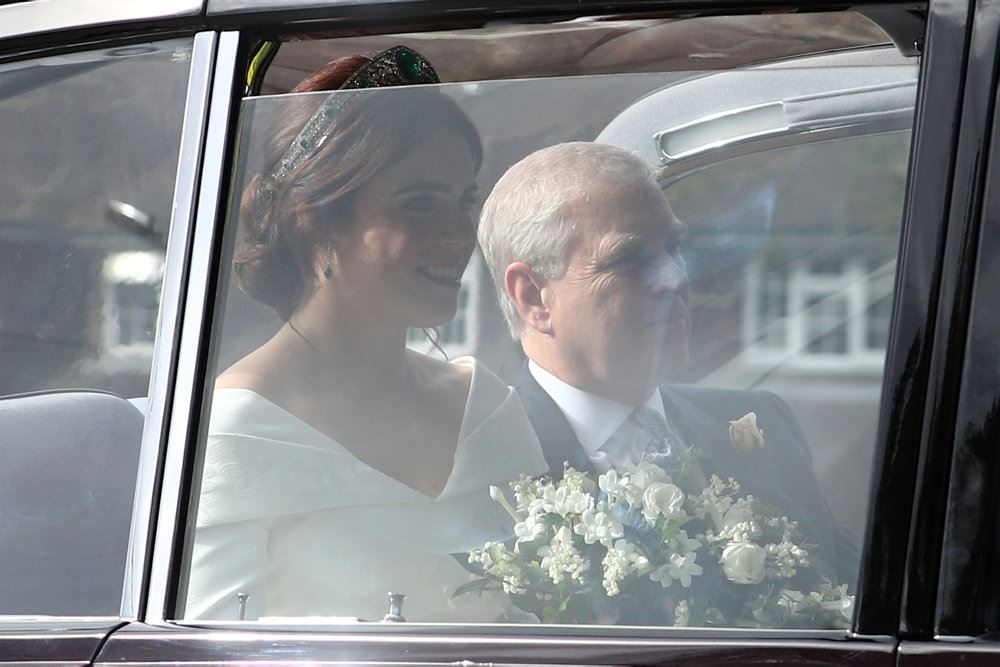 Prins Andrew og Eugenie på vej til hendes bryllup