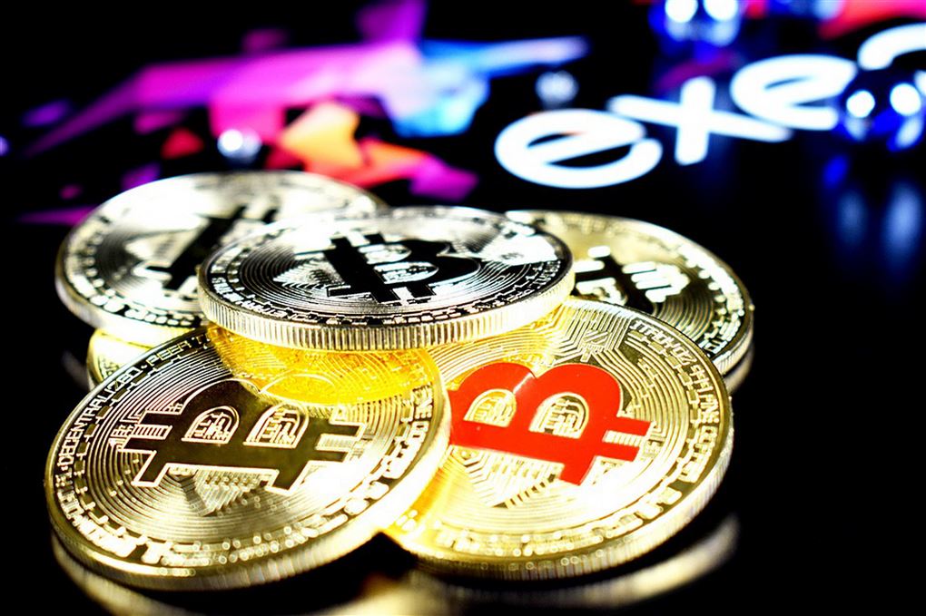 mønter som angiver kryptovaluta ligger på bord