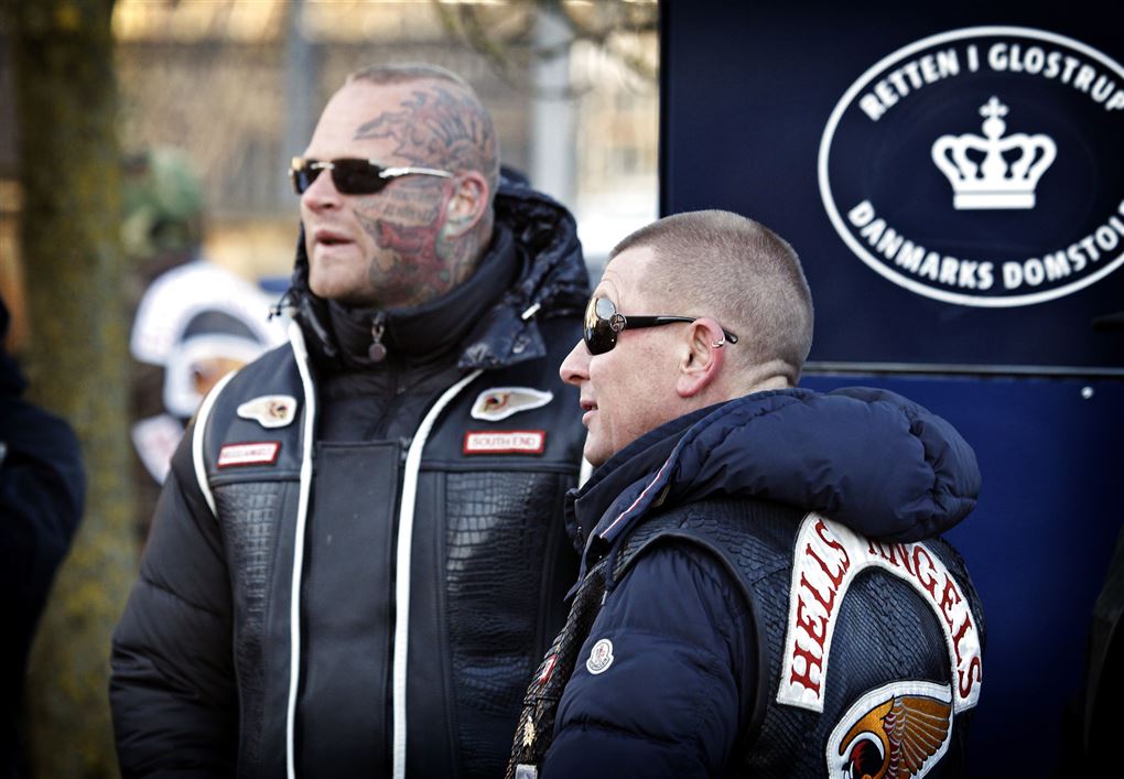 To tatoverede rockere foran Retten i Glostrup