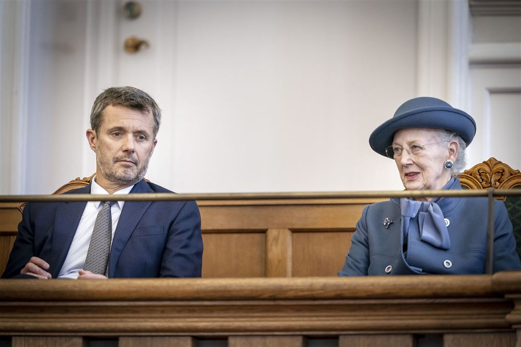 dronning Margrethe og kronprins Frederik sidder på tilhørerpladserne i folketinget