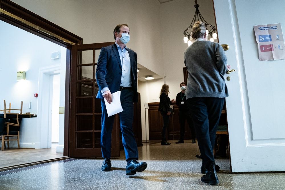 finansminister Nicolai Wammen (S) står på pressemøde