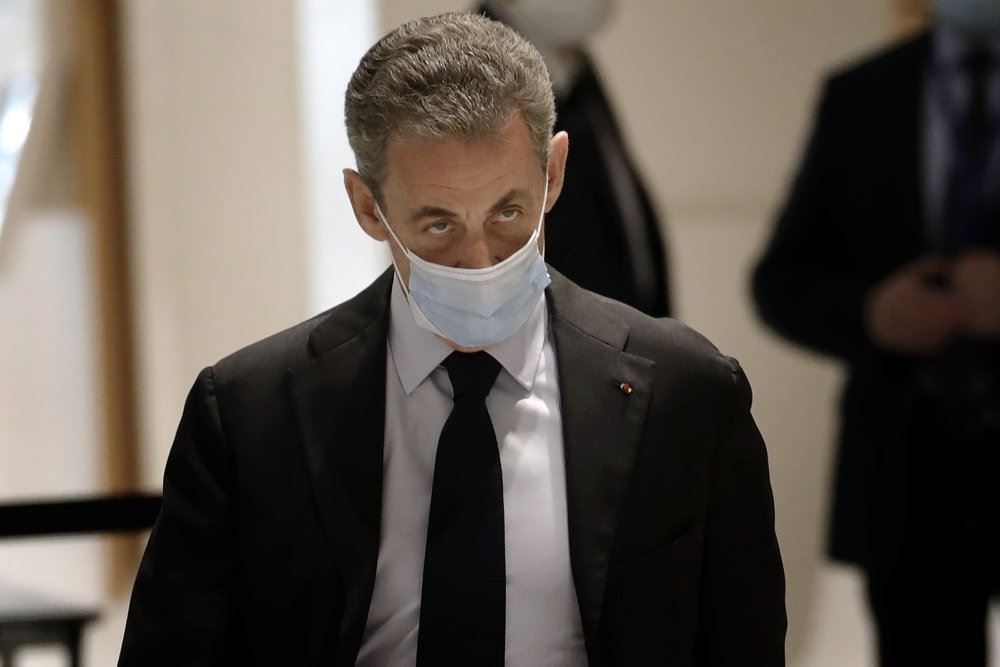 Ekspræsident Sarkozy med mundbind