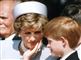 prinsesse Diana kigger på sønnen Harry 