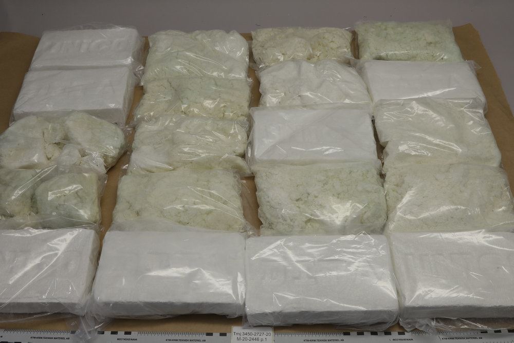 adskillige pakker kokain ligger til skue på et bord. 