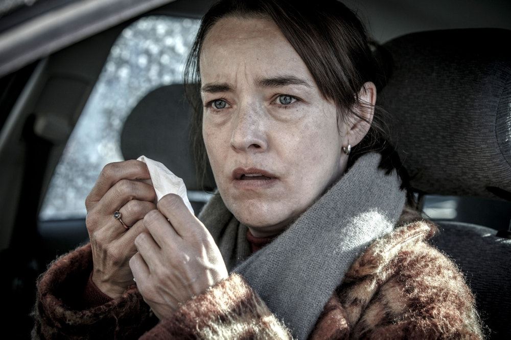Skuespiller Maria Rossing græder i en bil. 