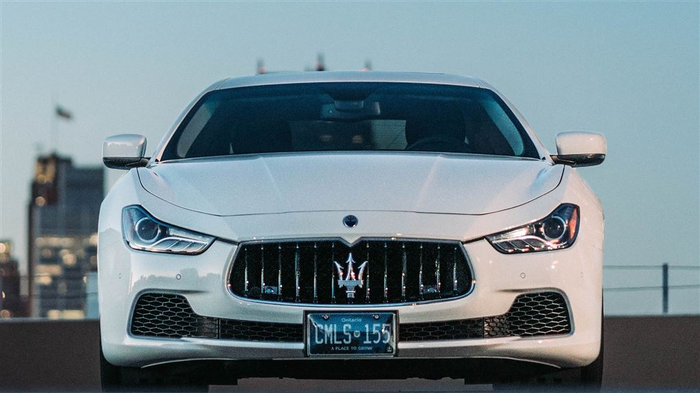 billede af en hvid Maserati