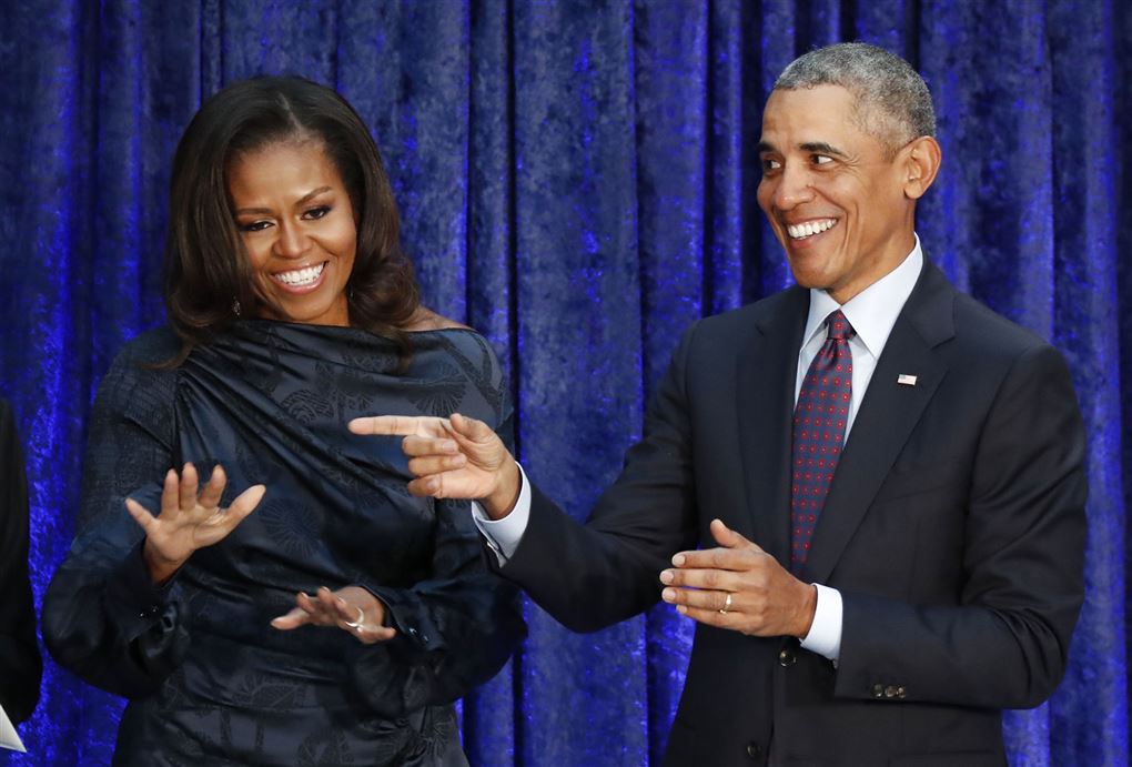 Michelle og Barrack Obama griner
