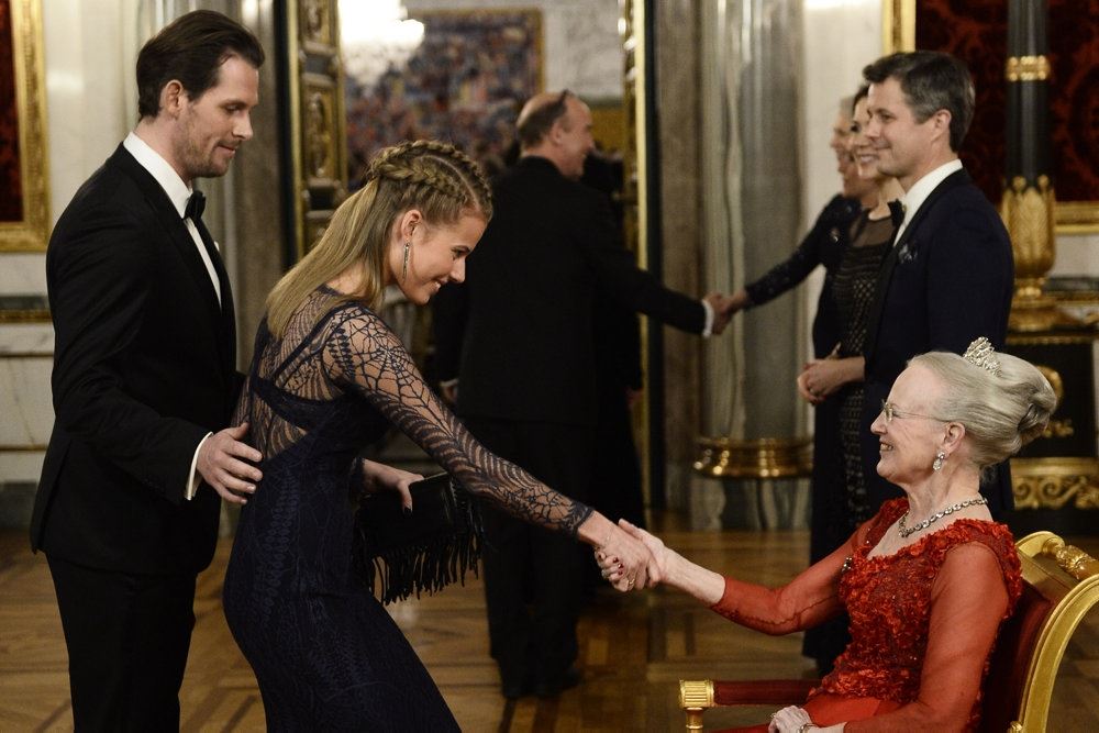 billede af Rasmus Seebach og Julie Teglhus som hilser på dronningen