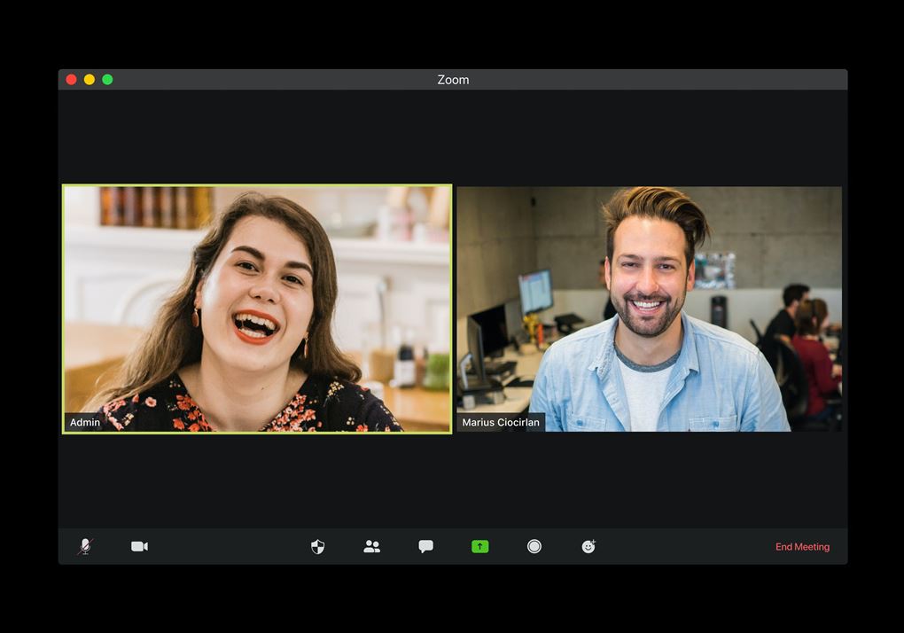 To smilende mennesker på en computerskærm