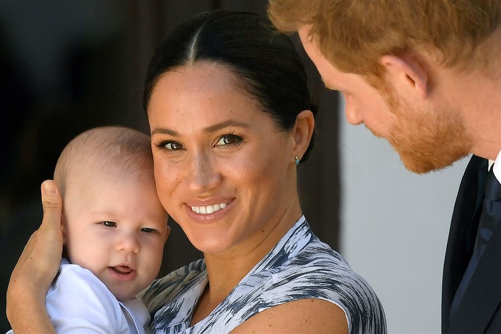 Meghan Markle smiler og Prins Harry kigger på parrets lille søn Archie