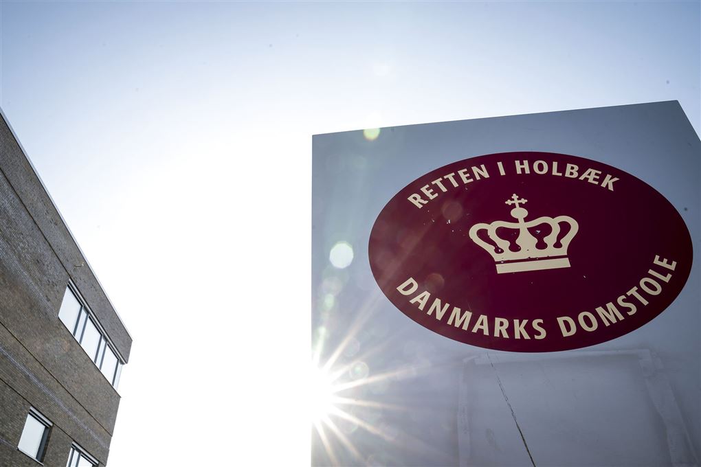 skilt hænger foran retten i Holbæk